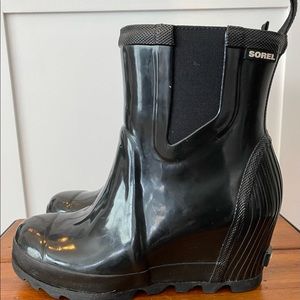 Sorel Joan Wedge Chelsea Tain Boot Black Gloss Size 9, worn once